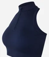 Top deportivo negro con cuello alto, escote halterneck y media cremallera. Confeccionado en poliamida seamless sin copa.