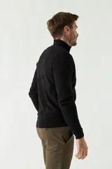 Campera tejida negra con cuello alto y logo bordado.