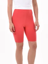 Calza corta de lycra color rojo.