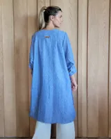 Kimono largo, color azul marino, con textura de tejido ligero y cuello mao.