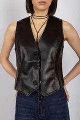 Chaleco de eco cuero negro con escote en V y cierre de botones.
