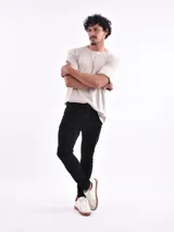 Jean skinny negro de tiro medio, corte ajustado y largo al tobillo.