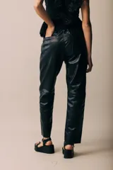 Sandalias de mujer con plataforma, tiras de cuero marrón y hebilla dorada. La plataforma es de color blanco con textura de piel de serpiente.