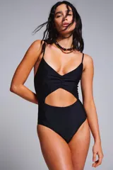 Traje de baño entero negro con escote en V profundo y fruncido central en el busto. Presenta un corte cut-out en la zona del abdomen.