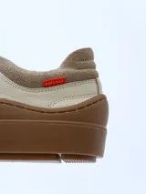 Championes urbanos de cuero color blanco hueso con detalles en gamuza color beige.