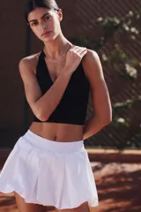 Top deportivo negro acanalado, confeccionado en tejido funcional DryMove™ que ayuda a absorber el sudor. Tiene breteles anchos, espalda nadadora y copas forradas con relleno extraíble.