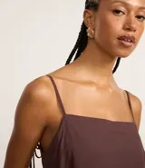 Vestido corto de viscosa color verde oliva, de corte recto y holgado, con escote cuadrado y breteles finos.