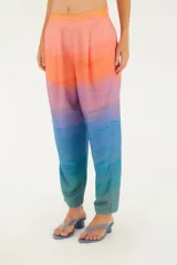 Pantalón de corte ancho con cintura elástica y estampado náutico degradado en tonos naranja, rosa, lila, celeste y verde.