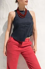 Top sin mangas color azul marino, con cuello redondo y espalda descubierta, atado con tres lazos.