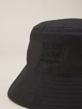 Gorro tipo bucket color azul marino con logo bordado en el frente.