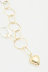 Collar dorado con cadena de eslabones y dijes de círculos, rectángulos y corazones.