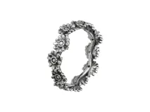 Anillo de plata 925 con diseño de flores en relieve, ancho de 4mm.