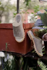 Sandalias marrones de cuero con suela track.