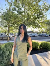 Musculosa color amarillo manteca con escote en V y corte ajustado.