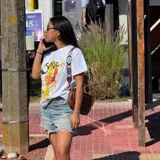 Remera blanca de algodón con estampado de un cóctel Spritz.