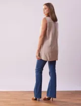 Camisa sin mangas color celeste, confeccionada en lino. Presenta cuello camisero, escote en V, abertura frontal con botones, dos bolsillos de parche en el pecho y terminación con botones en los laterales.