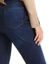 Jean bootcut azul oscuro de tiro alto, con cierre de botones frontales, pierna recta y terminación bootcut. Incluye bolsillos delanteros y traseros.