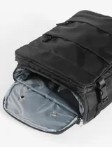 Mochila negra de viaje, fabricada en nylon y poliéster, con múltiples compartimentos y diseño funcional.