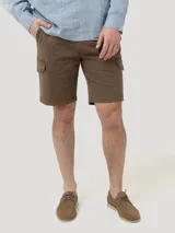 Short color marrón con corte a la rodilla y estilo cargo.