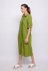 Vestido largo abotonado de lino y viscosa color negro, con alforzas en la parte central y mangas largas con elástico en los puños.
