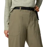 Pantalón de senderismo Columbia color verde oliva, de corte recto y cintura alta con cinturón ajustable. Cuenta con bolsillos laterales y traseros con cierre.