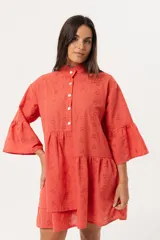 Vestido corto color coral con cuello mao, botones hasta la cintura y mangas con volados.