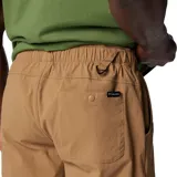 Short color arena con cinturón ajustable incorporado.