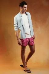 Short de baño rosado con estampado de peces en azul y negro.