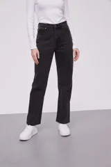 Pantalón de jeans gris medio, de corte recto y diseño clásico.