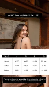 Conjunto de lencería blanco de encaje, compuesto por un corpiño triangular, una tanga de tiro alto con tiras dobles regulables, un portaligas con enganches desmontables y ligas regulables.