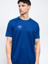 Remera deportiva azul con cuello redondo y mangas cortas. Logo de Umbro estampado en el pecho y detalles en contraste en hombros.