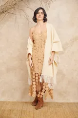 Vestido midi blanco con breteles finos y detalle de círculos en relieve.