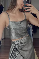 Top plateado con breteles finos y corte crop.