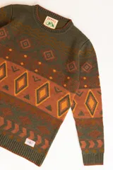 Buzo tejido con cuello redondo, mangas largas y diseño con motivos geométricos en tonos marrón, naranja y verde.