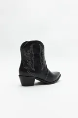 Botas texanas plateadas de caña baja con bordados negros a contratono y taco bajo.