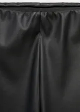 Pantalón negro de efecto piel, corte slim fit, cintura elástica y diseño largo.