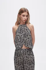 Top cropped de viscosa estampada, con cuello halter y lazo en la espalda.