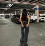 Pantalón wide leg de denim negro con tiro bajo.