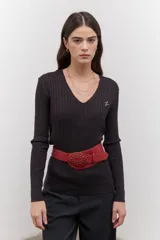Sweater de punto marrón con escote en V y mangas largas.