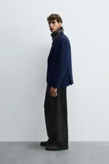 Blazer straight fit color gris claro confeccionada en tejido con viscosa. Cuello con solapas de muesca y manga larga acabada en puño con botón. Bolsillo de vivo en pecho y bolsillos de plastrón en cadera. Bajo con aberturas en espalda. Cierre frontal de botonadura.
