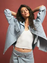 Sobrecamisa celeste de denim con bolsillos frontales y corte holgado.