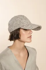 Gorra con visera de lana color beige con diseño de espiga.