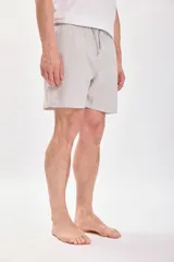 Short de baño a rayas verticales color blanco y gris con cordón ajustable en la cintura.