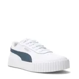Championes urbanos Puma modelo Carina 2.0 para mujer, color blanco con franja lateral en azul oscuro. Presentan una suela de plataforma de goma blanca con diseño acanalado, cierre mediante cordones y puntera con perforaciones.