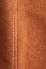 Minifalda marrón de corte evasé, con acabado cepillado suave y costuras decorativas adelante y atrás. Tiene cierre y pretina prolongada con botón a presión.