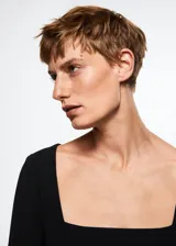 Vestido corto negro de poliéster con escote cuadrado y mangas largas.