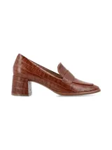 Zapato marrón de cuero con taco cuadrado de madera y detalle de cuero texturizado en la parte delantera.