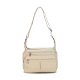 Bandolera de símil cuero color beige, con tres bolsillos frontales con cierre, un bolsillo trasero con cierre y bolsillos internos. Cuenta con una correa larga regulable.