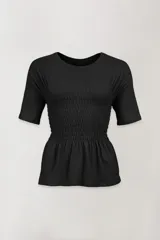 Remera negra con cuello redondo y detalle de punto panal elastizado en la zona del busto.