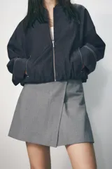 Falda pantalón gris de tiro alto con cierre lateral oculto.